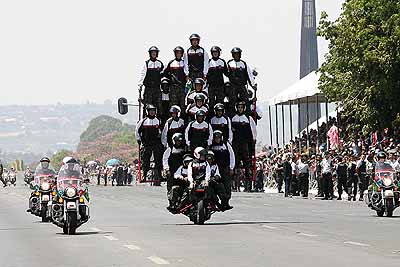 Exército faz pirâmide humana no desfile de 2008 (Domingos Tadeu/PR)