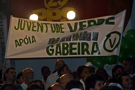 Faixa de apoio a Gabeira tem dizeres apagados por militantes (Divulgação)