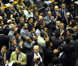 Governistas comemoram a aprovação do mínimo de R$ 545. Projeto agora segue para o Senado
