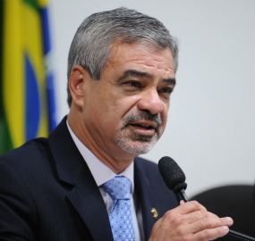 “Ele deveria ter se declarado suspeito para ser relator de quaisquer processos relativos à Petrobras”, disse Humberto Costa (PT-PE)