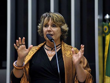 A deputada Erika Kokay, em discurso na Câmara dos Deputados [fotografo]Agência Câmara[/fotografo]