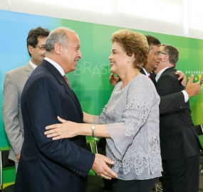 Dilma recebeu apoio de juristas contrários ao impeachment no Planalto no último dia 22