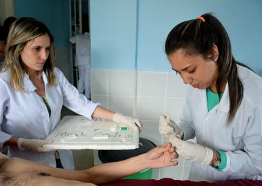 A primeira parcela do piso nacional de enfermagem já deve ser incluído no contracheque de agosto. Foto: Agência Brasil