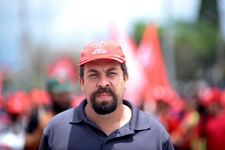 Durante panfletagem em São Bernardo do Campo, eleitor bolsonarista exibiu cabo da arma ao recusar panfleto de Boulos.