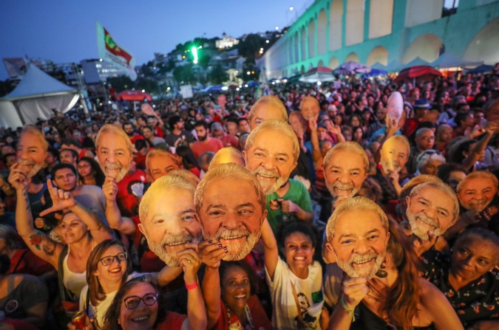 Apoiadores pedem Lula livre na Lapa