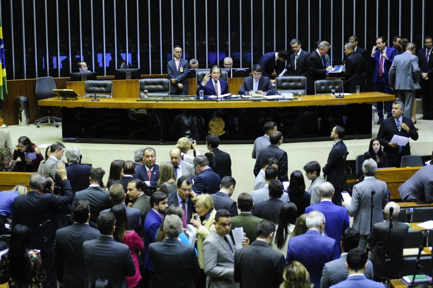 Deputados e senadores se reuniram no plenário da Câmara