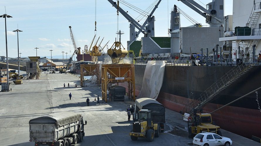 No mês de abril de 2018 o Porto de Paranaguá aumentou em 14% o seu volume de cargas