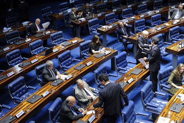 Senadores se reúnem em plenário para votações consensuais