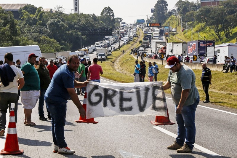 Greve dos caminhoneiros paralisou o país em maio de 2018[fotografo]AFP PHOTO / Miguel Schincariol[/fotografo]