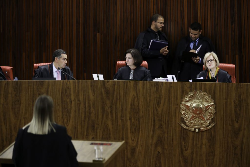 TSE julga o registro da candidatura de Lula, que está preso em Curitiba desde abril