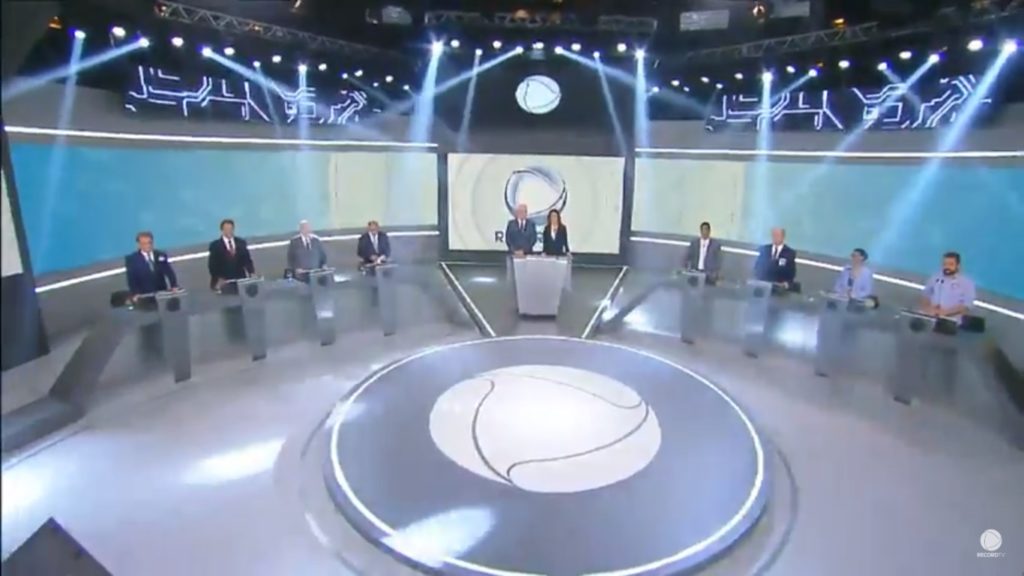 Cenário da TV Record onde os candidatos à Presidência debaterão neste domingo (30)