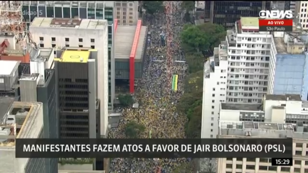 Manifestantes pró-Bolsonaro reúnem-se na avenida Paulista, em São Paulo, e em outros estados