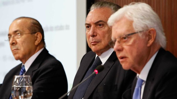 Na foto, da esquerda para a direita, o ministro Eliseu Padilha (Casa Civil), o presidente Michel Temer e o ministro Moreira Franco (Minas e Energia)