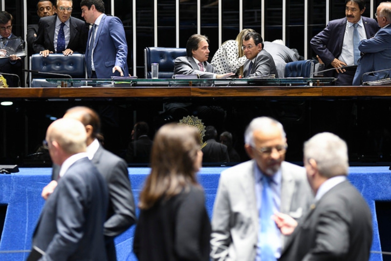 Eunício e Eduardo Braga conversam na Mesa Diretora diante de um plenário com poucos senadores