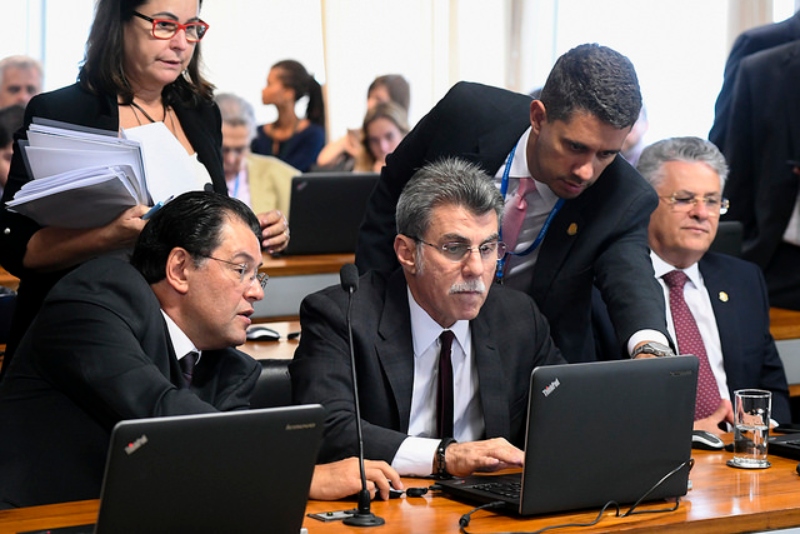 Senadores Eduardo Braga e Romero Jucá, ambos do MDB, participaram da reunião desta terça-feira,que também aprovou convocação de ministro