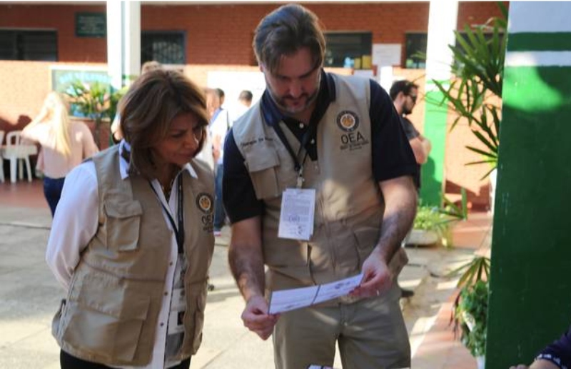 "Não encontramos nenhum elemento que possa comprometer o processo eleitoral", diz trecho de relatório da OEA, chefiada por Laura Chinchilla, na foto chefiando vistoria no Brasil[fotografo]Divulgação / OEA