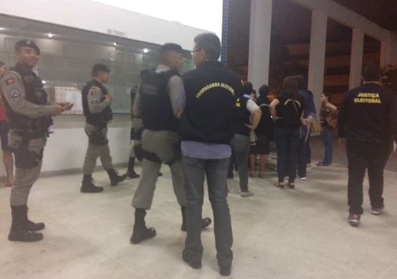 Alerta. Policiais militares e agentes da Polícia Federal chegam à Universidade Federal da Paraíba na noite desta quinta-feira (25) com ordem judicial para impedir manifestações