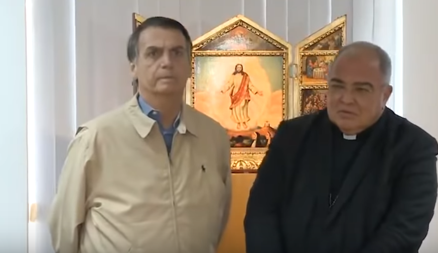 Em encontro com cardeal, Bolsonaro assina compromisso em “defesa da família”