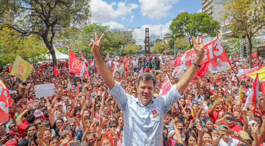 O candidato do PT à Presidência, Fernando Haddad, em ato de campanha em Fortaleza (CE) neste sábado (20)