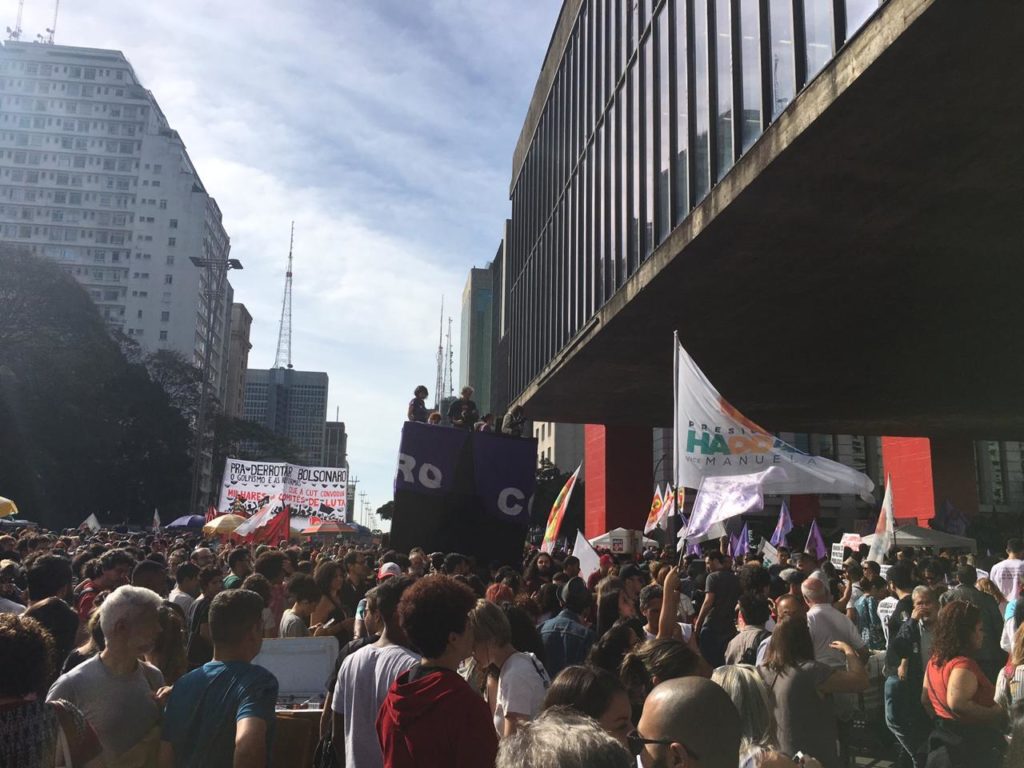 Com gritos de ordem, manifestantes pedem queda de Jair Bolsonaro (PSL): "Vai cair, vai cair"