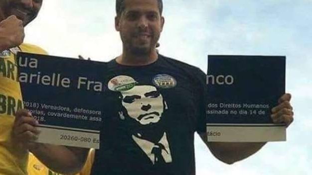 Unb - No Rio, apoiadores de Bolsonaro comemoram a destruição de uma placa de rua em homenagem à vereadora Marielle Franco, assassinada em março de 2018
