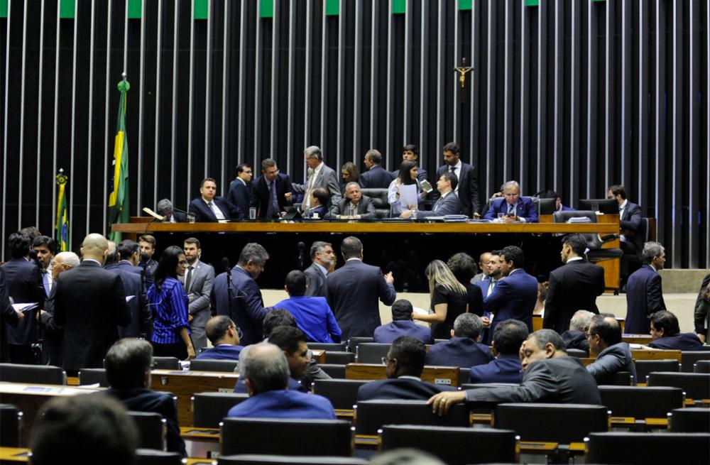Câmara tem plenário lotado, mas com obstrução: oposição protesta contra eleição de Bolsonaro e consegue desmobilizar votação