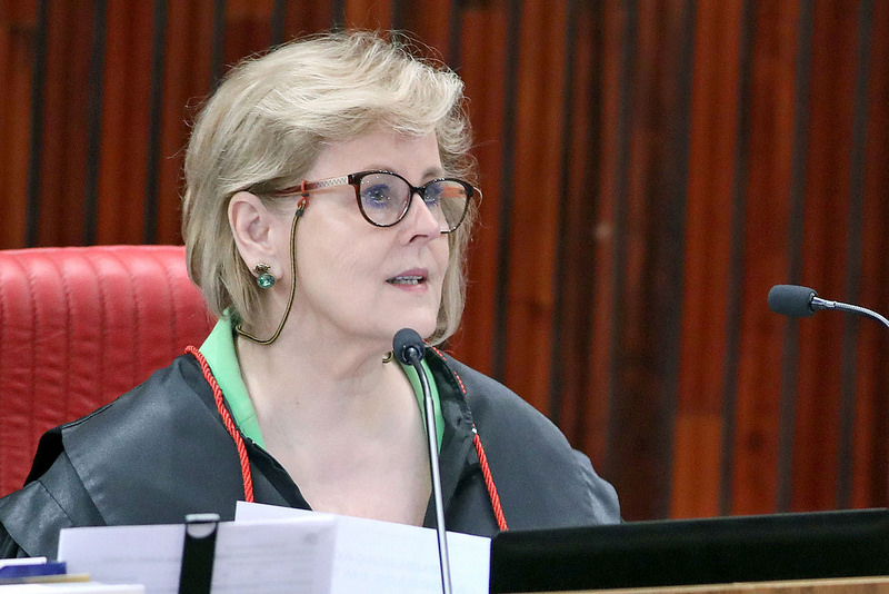 Orçamento secreto / A presidente do TSE (Tribunal Superior Eleitoral), ministra Rosa Weber, repudiou as críticas ao processo eleitoral