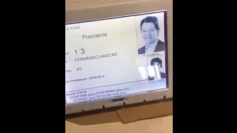 No vídeo, o eleitor aperta a tecla "um" e a urna mostra o candidato do PT, Fernando Haddad