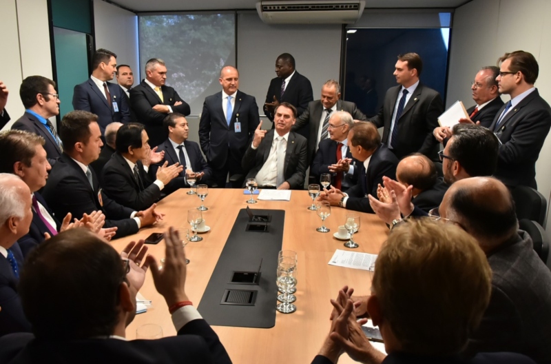Bancada evangélica. Bolsonaro é aplaudido em reunião com parlamentares evangélicos