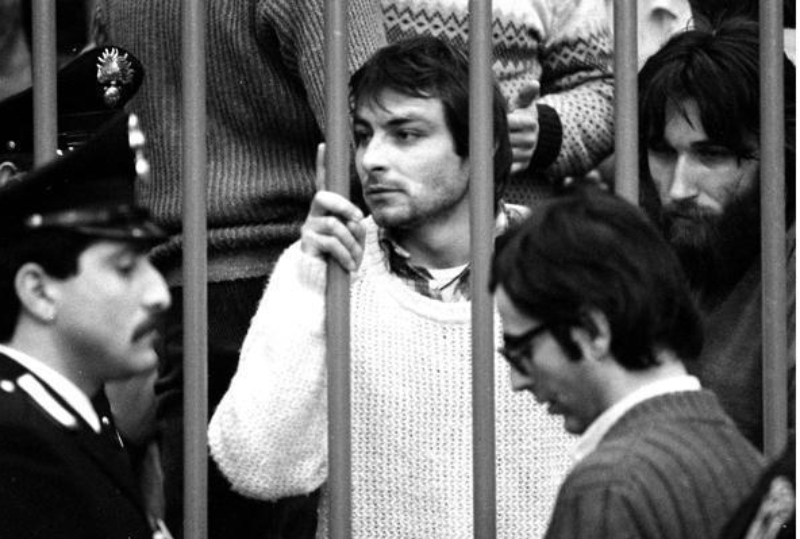 Nova. Cesare Battisti (ao centro) em 1981: "Permanecerá como residente legal no Brasil, embora as equivocadas notícias jornalísticas teimem em qualificá-lo de refugiado", sentencia jornalista