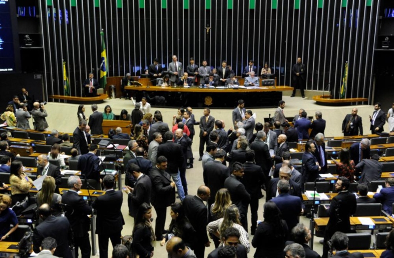 Deputados lotam plenário da Câmara em plena segunda-feira para votar MPs