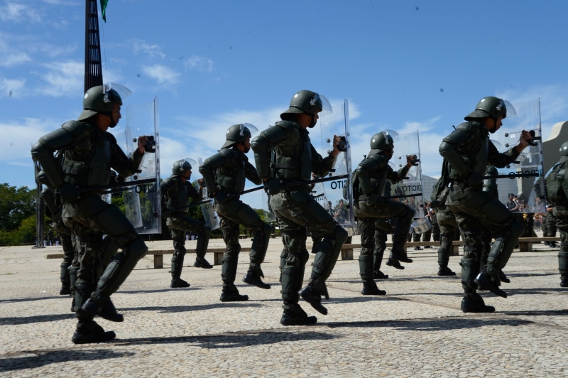 Militares realizam demonstração na Esplanada