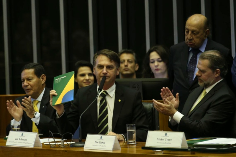 No Congresso. Bolsonaro faz o gesto que simboliza respeito à Constituição em solenidade que marcou os 30 anos da Carta Magna no Congresso