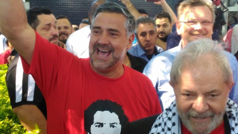 Paulo Pimenta acompanhou Lula até os últimos instantes de sua liberdade, em 7 de abri