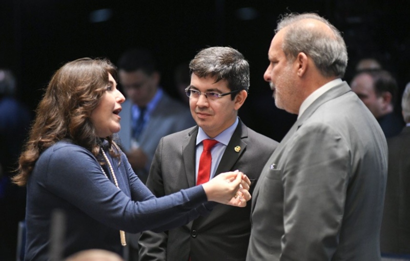 Senadores. Autora de emendas de plenário, Simone troca ideias sobre o plenário com Randolfe e Armando Monteiro
