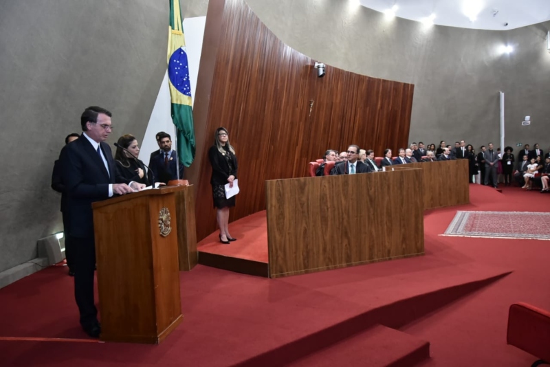 Bolsonaro. Com a diplomação do TSE, Bolsonaro é oficialmente reconhecido como 38º presidente do Brasil e é declarado apto a tomar posse
