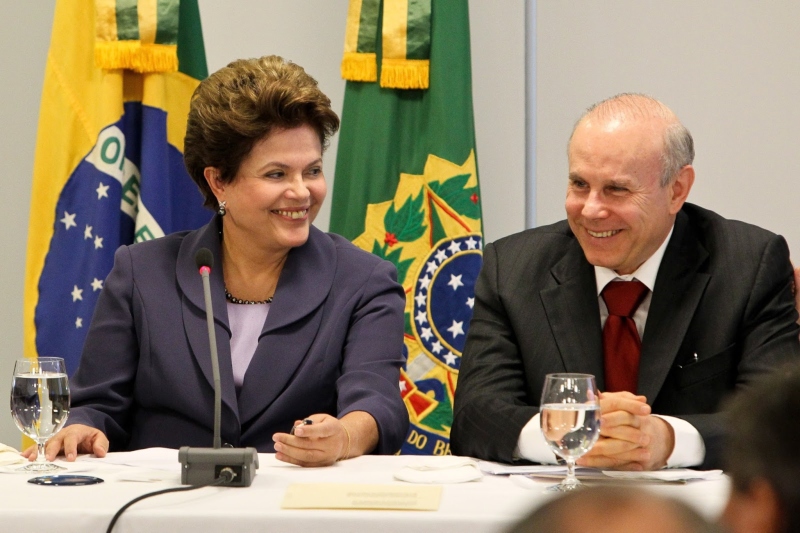 MPF abre. Dilma, Mantega e mais seis são acusados de maquiar contas públicas e, entre outros desdobramentos, provocar o rebaixamento da nota de crédito do Brasil