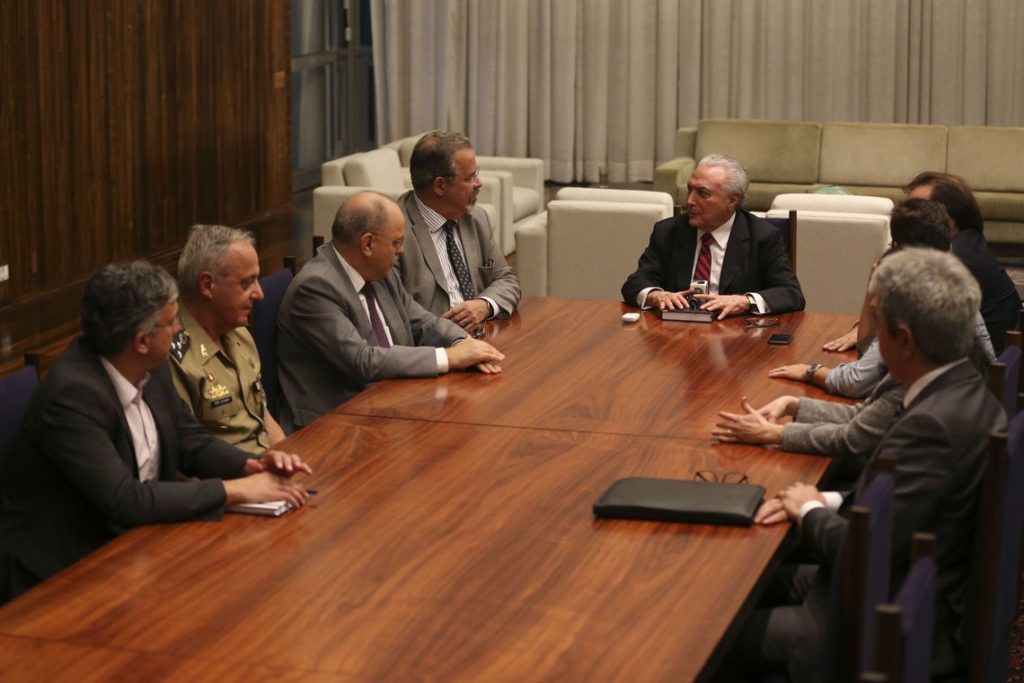 Temer decreta.Reunião entre o presidente Michel Temer e ministros de governo decidiu por intervenção em Roraima, que vive caos na segurança pública por atraso de salários.