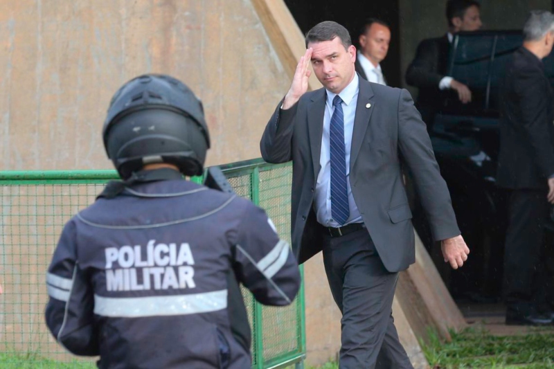 Funcionários. Continência: Flávio e Bolsonaro evitam detalhes sobre o assunto e repassam para assessores tarefa de se explicar sobre dinheiro da Alerj
