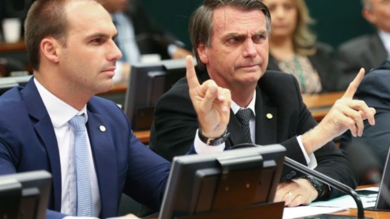 Bolsonaro. Eduardo e Bolsonaro em ação em comissão da Câmara: pena de morte na pauta a 15 dias do novo governo