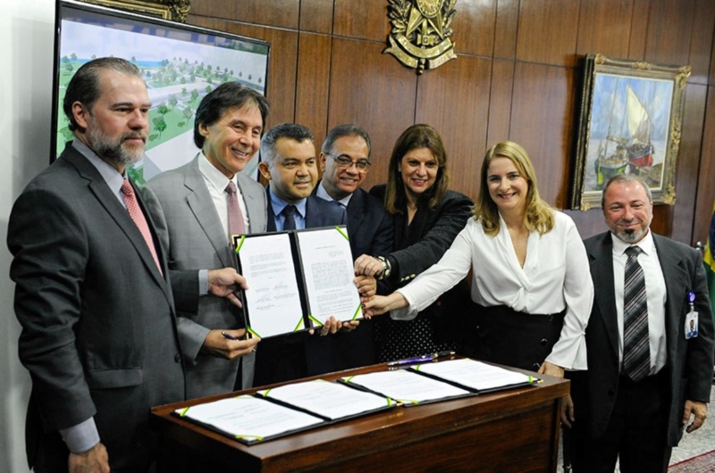 Poderes. Toffoli, Eunício e diretores do Senado posam para a foto que marcou a assinatura do acordo de cooperação
