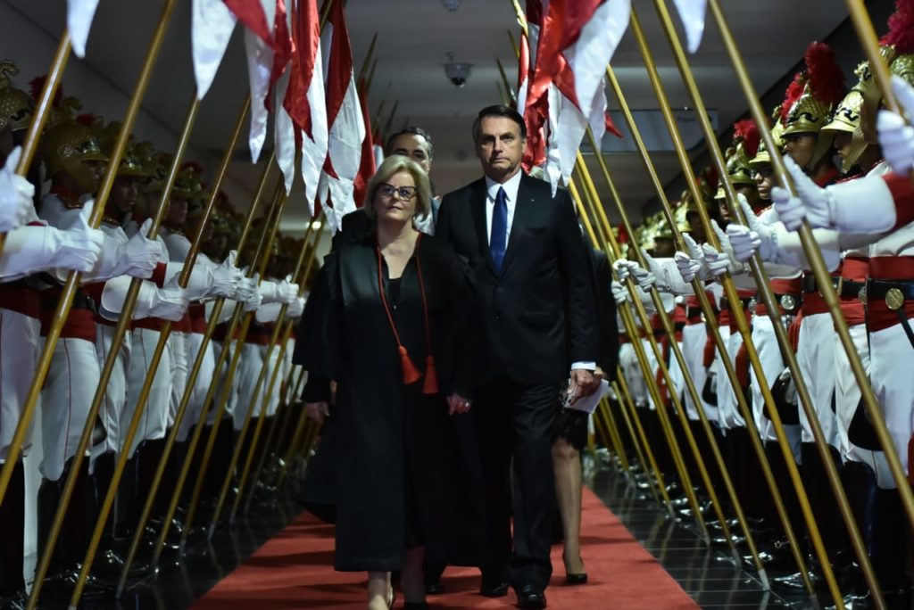 Bolsonaro e a presidente do TSE, ministra Rosa Weber, no dia da diplomação do presidente eleito: "Perdão por caneladas"