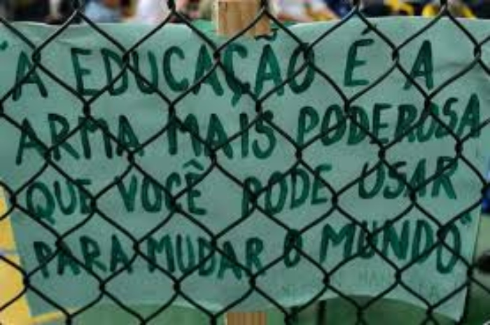 A política. "É sobre se beneficiar politicamente, não importando os custos para o país", observa Rogério da Veiga