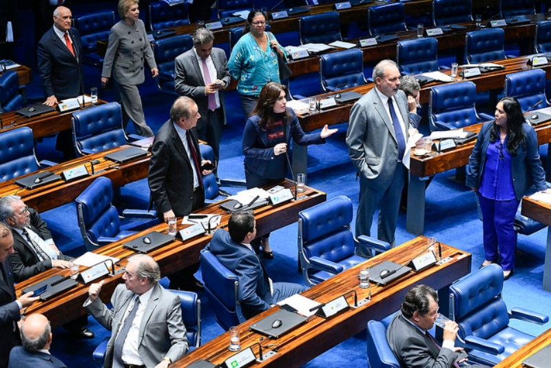 Senadores. Simone Tebet (ao microfone) criticou em plenário a inclusão de "jabutis", pela Câmara, no projeto de lei complementar