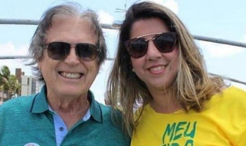 Partido. Presidente nacional do PSL, Luciano Bivar posa com Mariana Nunes, que foi candidata a deputada estadual