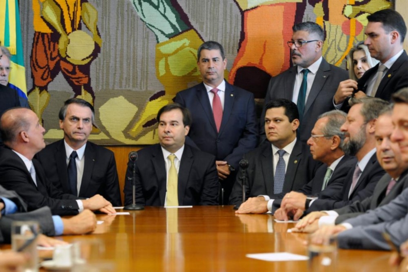 Líderes. Onyx, Bolsonaro e Maia (sentados, à esq.) dividem a cena com Alexandre Frota e Flávio Bolsonaro (em pé, à dir.)