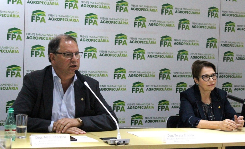 Governo. Ao lado da ministra da Agricultura, Tereza Cristina, Alceu Moreira discursa como novo presidente da FPA