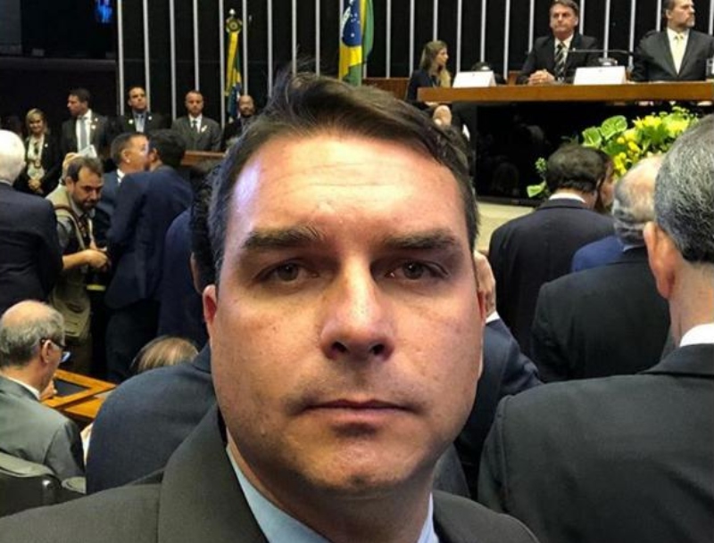 Flávio Bolsonaro. Ex-funcionária de Flávio Bolsonaro na Alerj faturou R$ 5 mil durante a campanha eleitoral