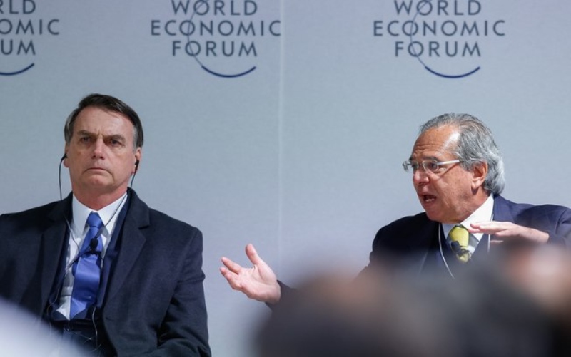Governo prepara. Bolsonaro e Paulo Guedes divergem sobre idade mínima para homens e mulheres. Ministros defende igualar idades