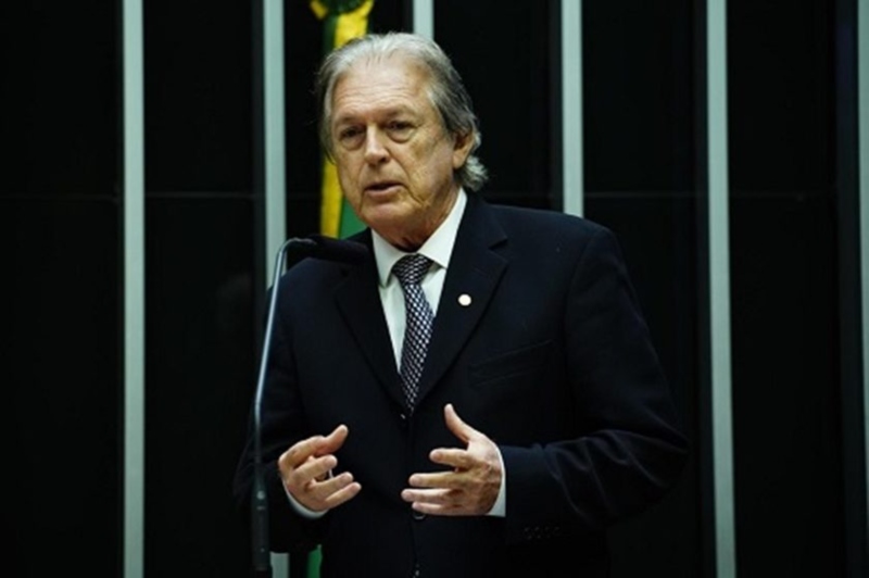 Luciano Bivar é fundador e presidente do PSL de Bolsonaro